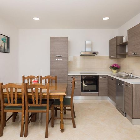 Sandy Beach Apartment Омиш Экстерьер фото