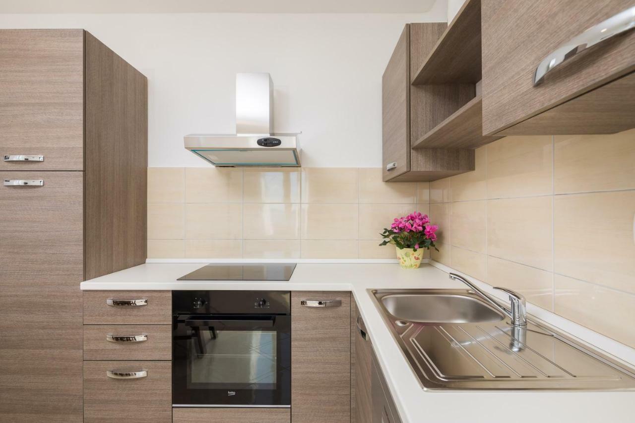 Sandy Beach Apartment Омиш Экстерьер фото